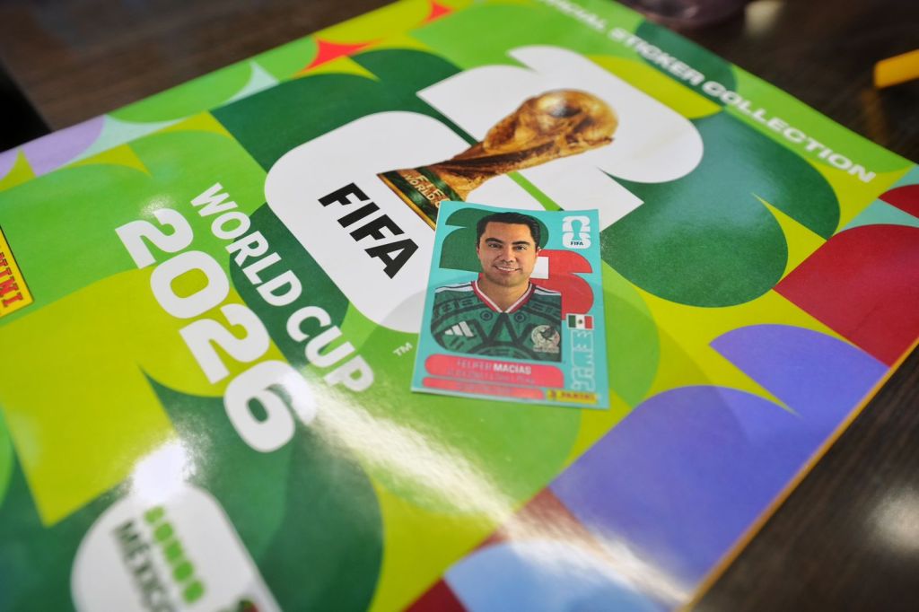 Asiste Felifer Macías al intercambio de estampas de la Copa del Mundo 2026